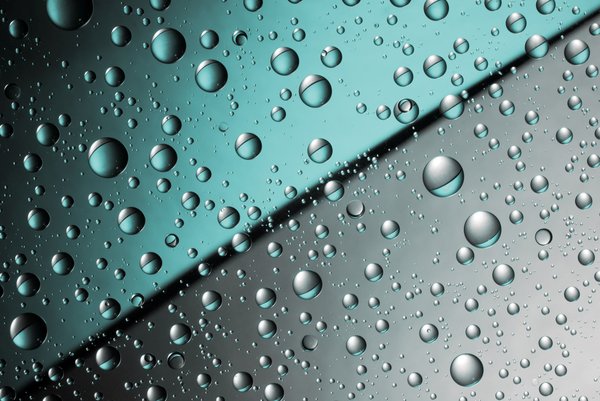 Le verre, un matériau aux multiples facettes pour une décoration unique